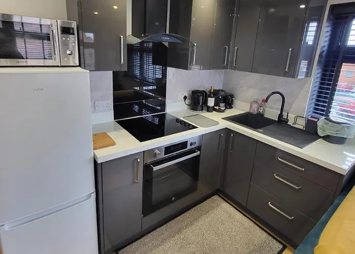 Town Centre Modern 1 Bed Self-Contained Apartment