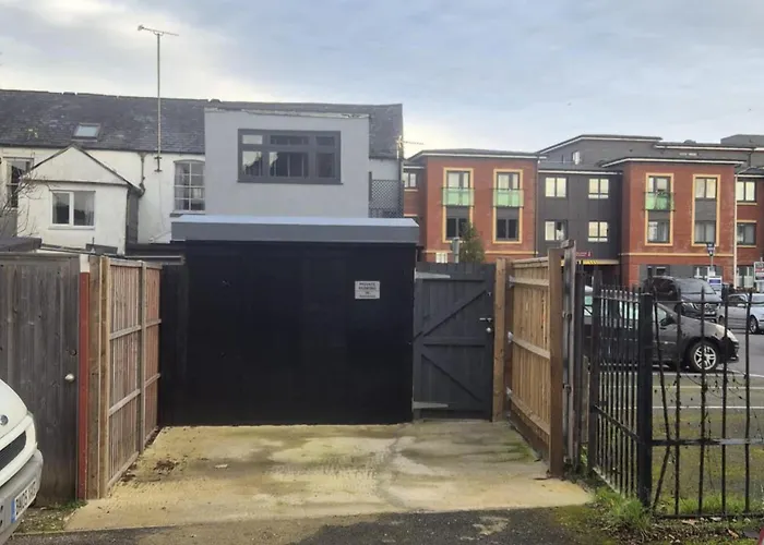 Town Centre Modern 1 Bed Self-Contained Apartment