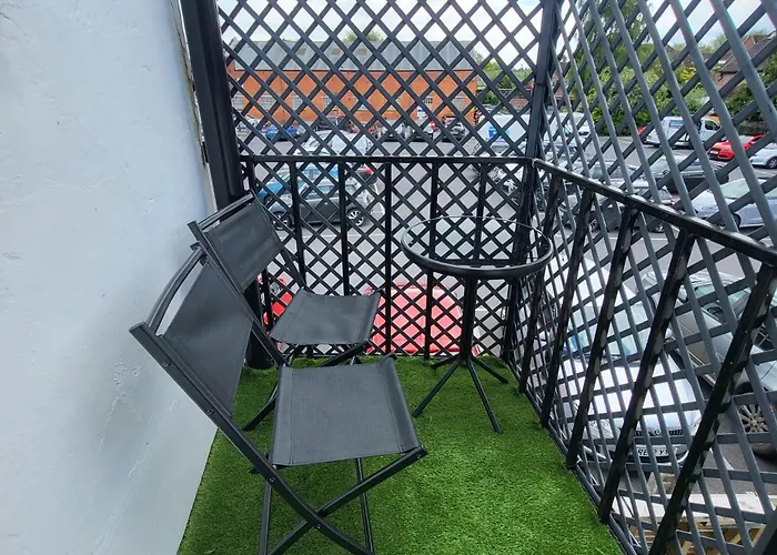 Town Centre Modern 1 Bed Self-Contained Apartment