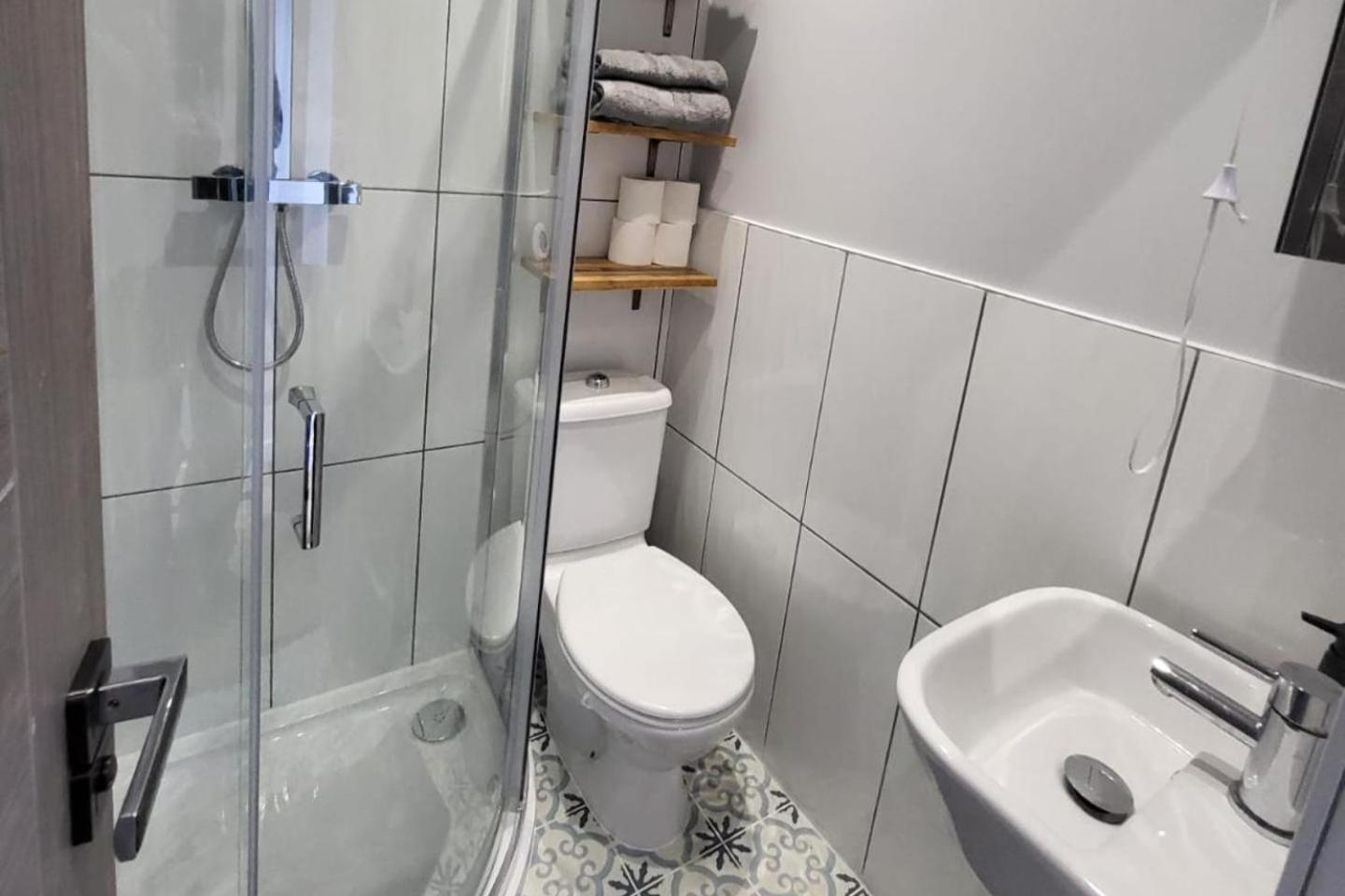 Town Centre Modern 1 Bed Self-contained