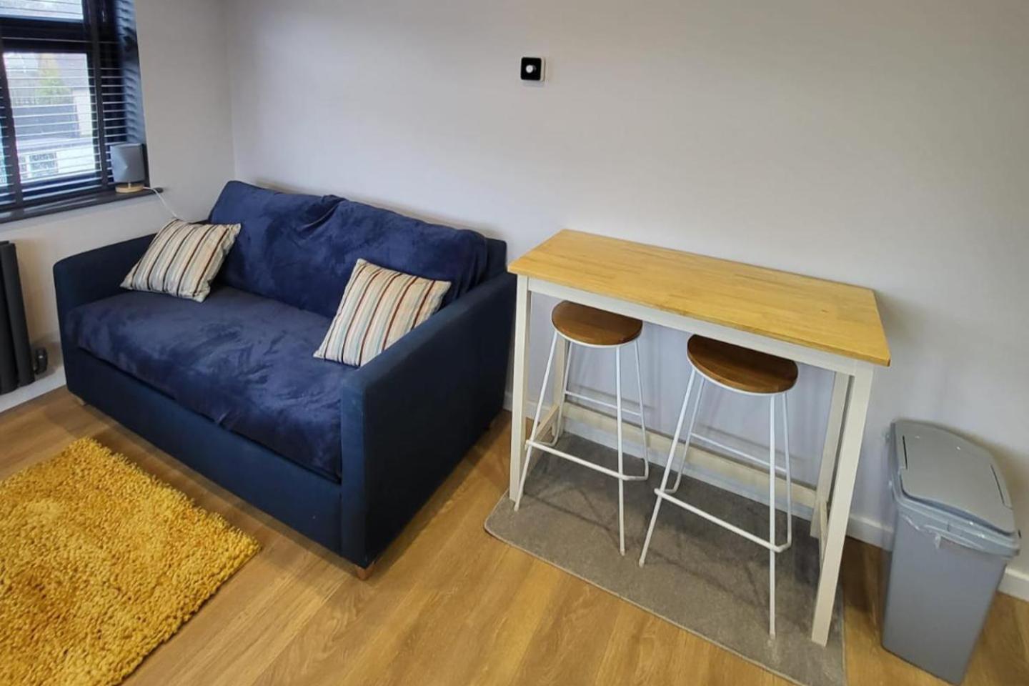 Town Centre Modern 1 Bed Self-contained Apartment *