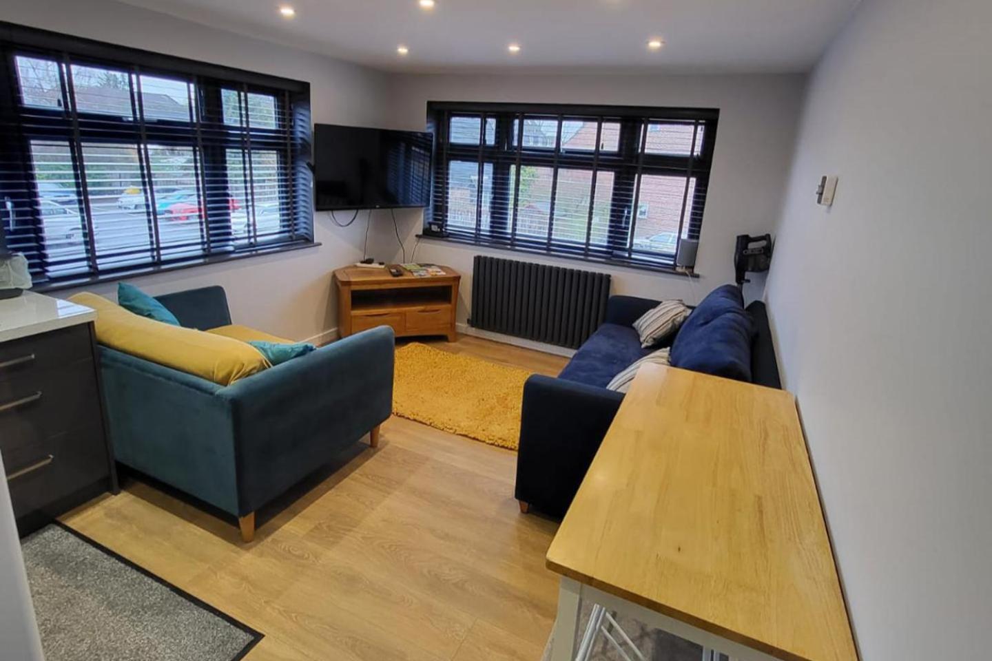 Town Centre Modern 1 Bed Self-contained Апартаменты *